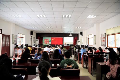 张坤博士为探花视频
部分发展对象和预备党员在鸭兰村文化礼堂讲解中国共产党的光辉历史